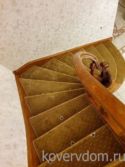 Композиция из полушерстяной ковровой дорожки с укладкой на лестницу и второй этаж